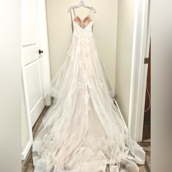 Stella York 6886 Wedding Dress, size 6 US/CAD - Picture 3 of 8